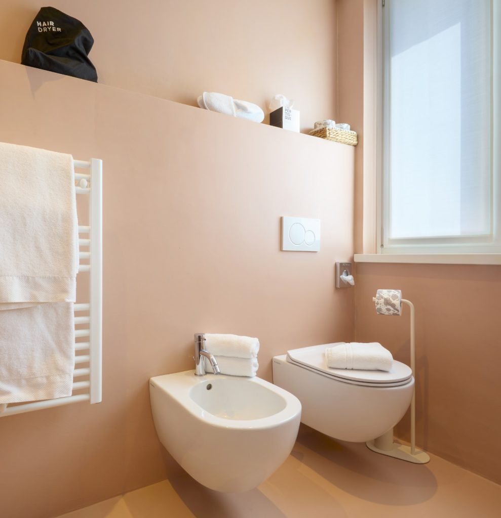 sanitari bagno stanza rosa