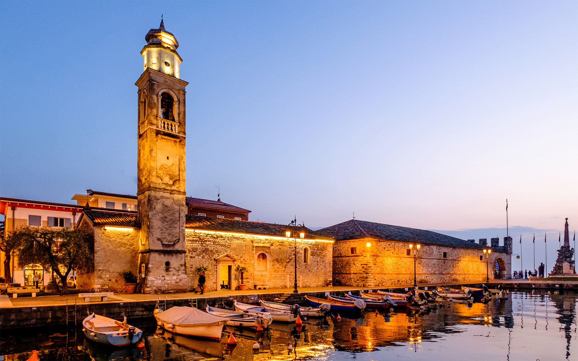 Borgo di Lazise, porticciolo con campanile, vista serale