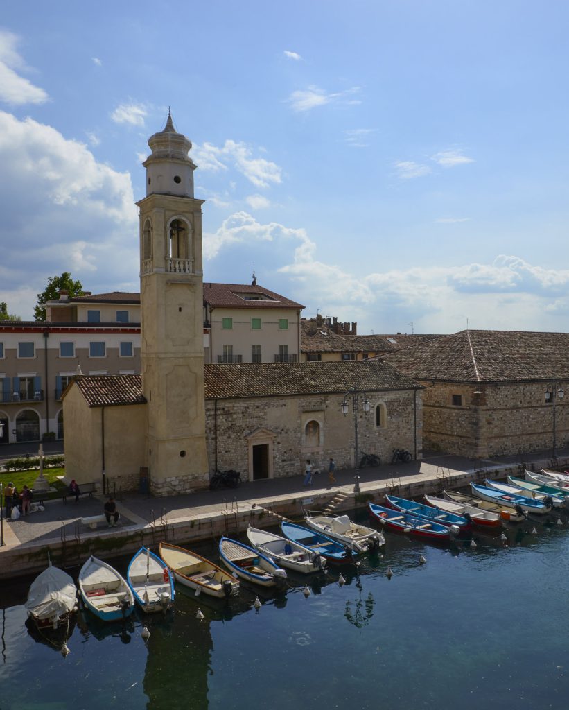 chiesetta di Lazise con porticciolo