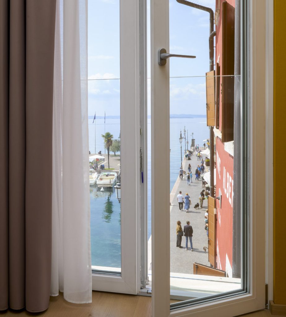 Vista finestra camera Lazise su barche lago di Garda