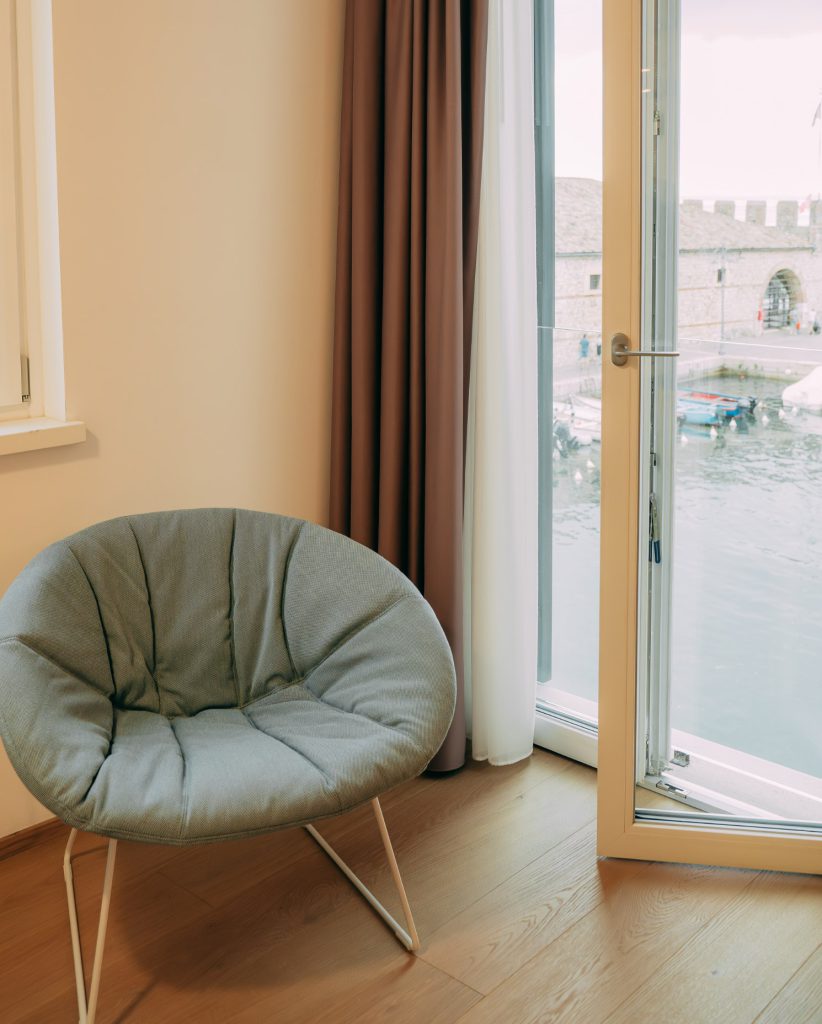 sedia davanti la porta finestra